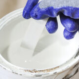 アクリル塗料の優れた特性：耐候性、防水性、柔軟性で外壁を守る