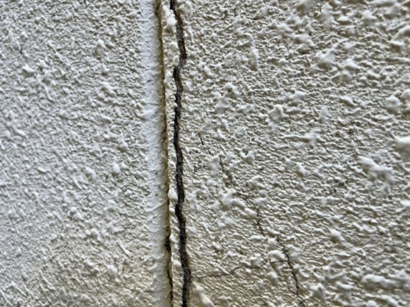 外壁のひび割れを見つけたら？原因と対処方法を解説