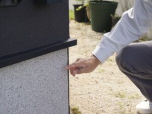 外壁の劣化箇所を指差し確認する現地調査