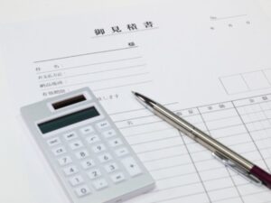 御見積書と電卓で塗装費用を算出する