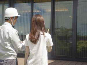 職人と施主が外壁の状態を一緒に確認する
