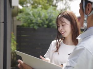 担当者から見積もり内容の説明を受ける女性