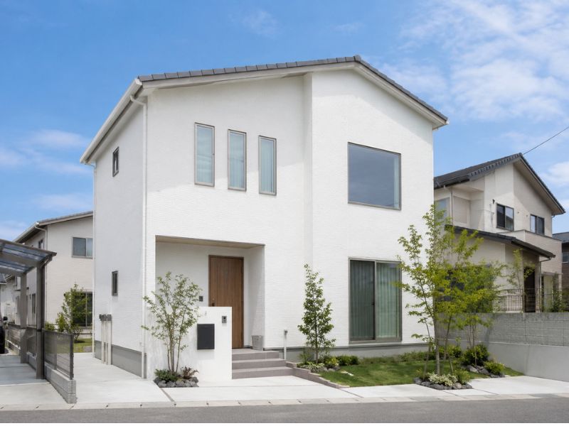 清潔感のある白い外壁の住宅