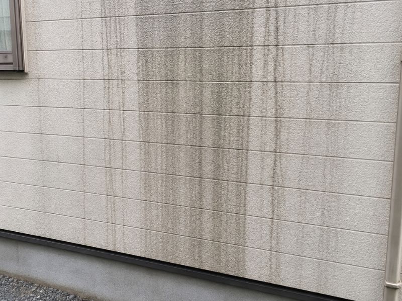 外壁塗装で気になる雨だれ汚れ｜目立ちにくい色選びと確認ポイント